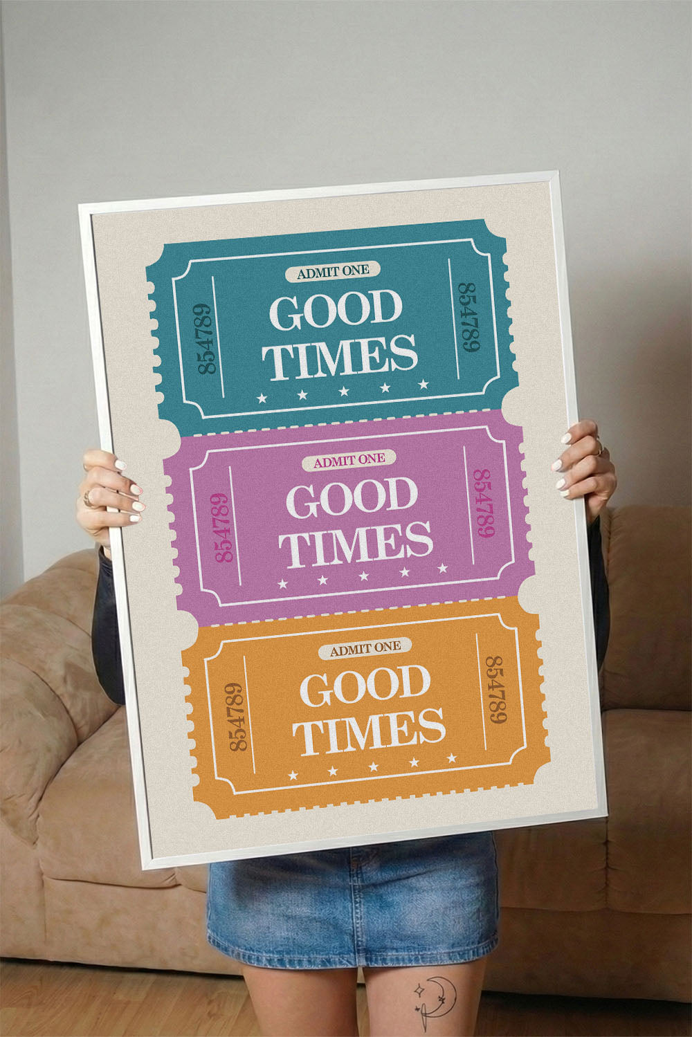 Mavi, pembe ve turuncu renklerde 'Good Times' yazılı retro bilet desenli çerçeveli poster