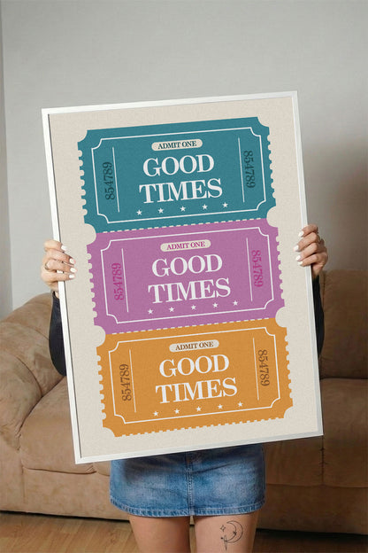 Mavi, pembe ve turuncu renklerde 'Good Times' yazılı retro bilet desenli çerçeveli poster