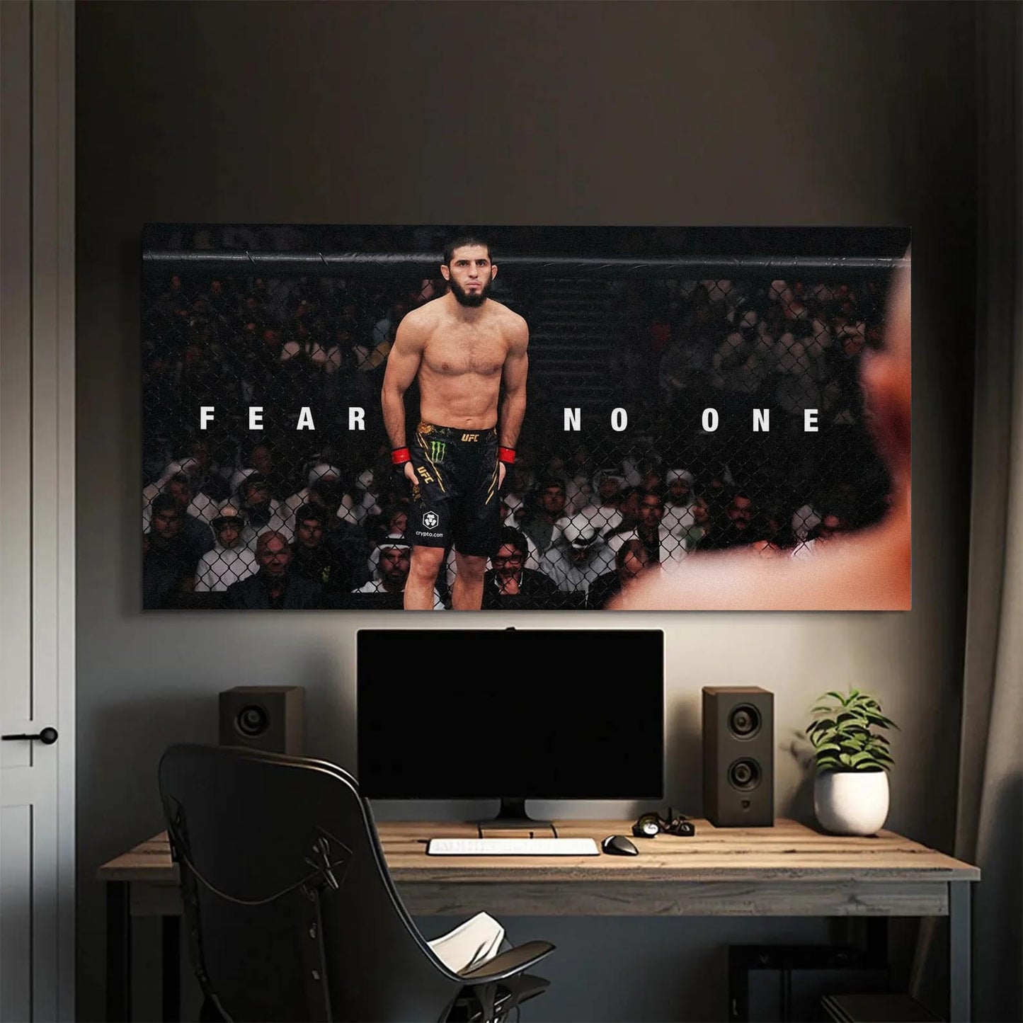 MMA dövüşçüsü Islam Makhachev'in kafeste durduğu, 'Fear No One' yazılı motivasyon kanvas tablo.