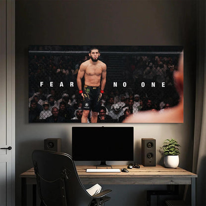 MMA dövüşçüsü Islam Makhachev'in kafeste durduğu, 'Fear No One' yazılı motivasyon kanvas tablo.