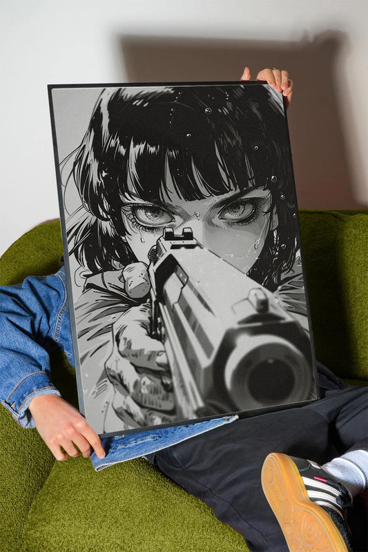 Siyah beyaz anime tarzı, silah tutan, gözleri yoğun ve kararlı bakan kadın portresi çerçeveli poster