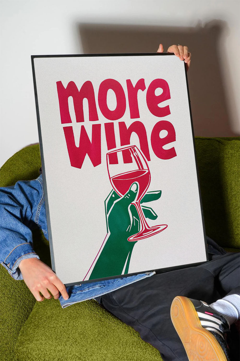 More Wine yazılı, kadeh tutan yeşil el figürlü, pembe ve yeşil renklerde modern çerçeveli poster