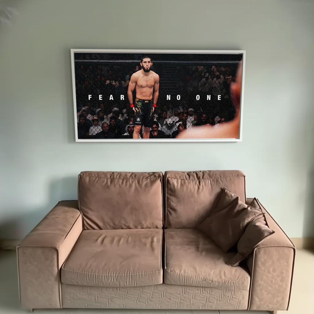MMA dövüşçüsü Islam Makhachev'in kafeste durduğu, 'Fear No One' yazılı motivasyon kanvas tablo.