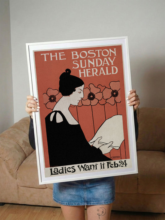 Kiremit rengi fonda, Art Nouveau tarzı siyah elbiseli kadın figürü ve çiçekler içeren Boston Herald vintage posteri.