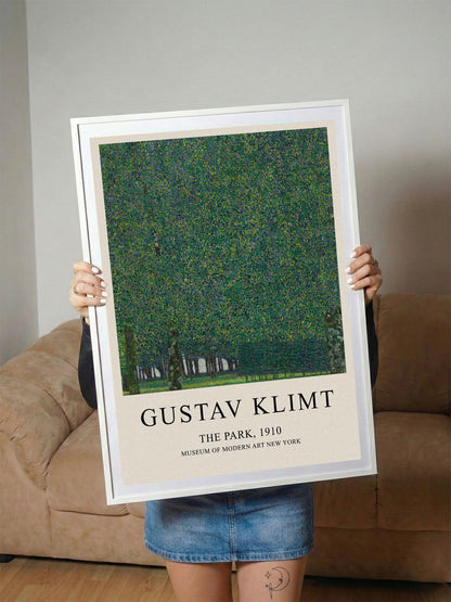 Gustav Klimt'in 'The Park, 1910' tablosunu gösteren, yeşil tonlarında, ağaç motifli modern çerçeveli poster.