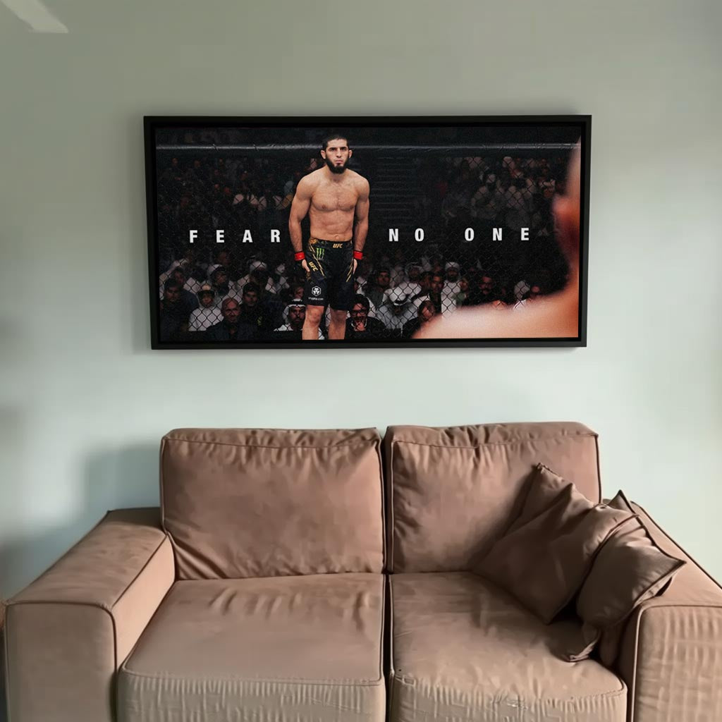 MMA dövüşçüsü Islam Makhachev'in kafeste durduğu, 'Fear No One' yazılı motivasyon kanvas tablo.