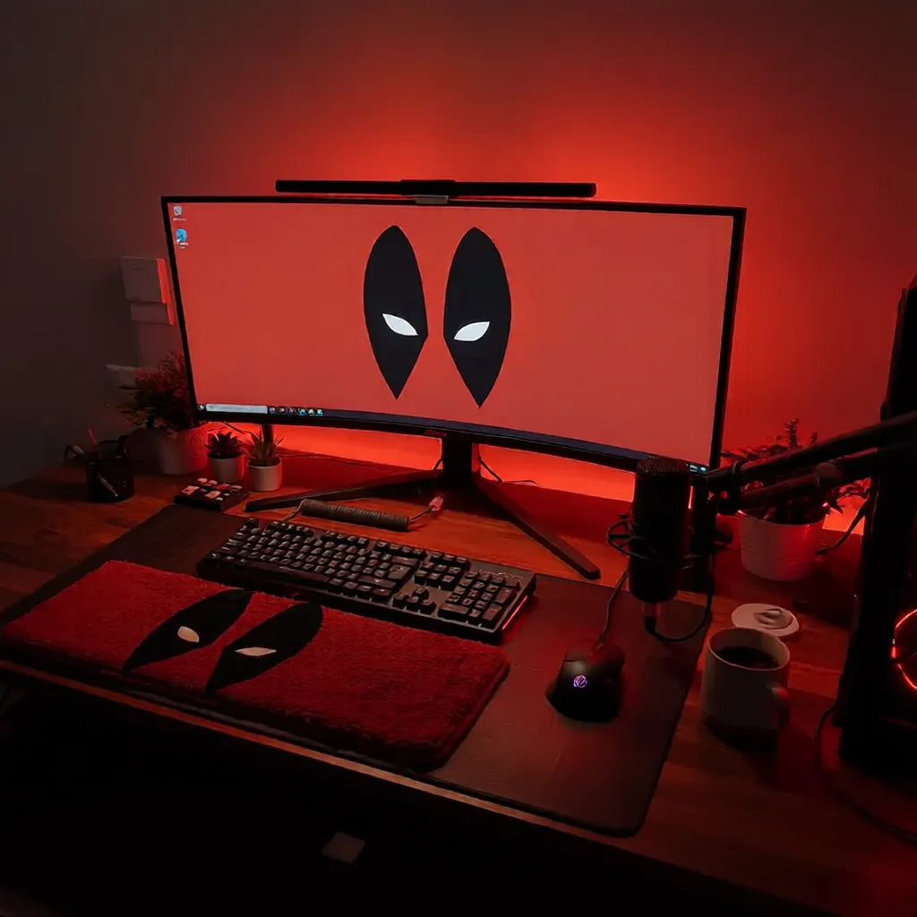 Kırmızı Deadpool gözleri desenli tufting klavye matı, oyun masası için ideal.