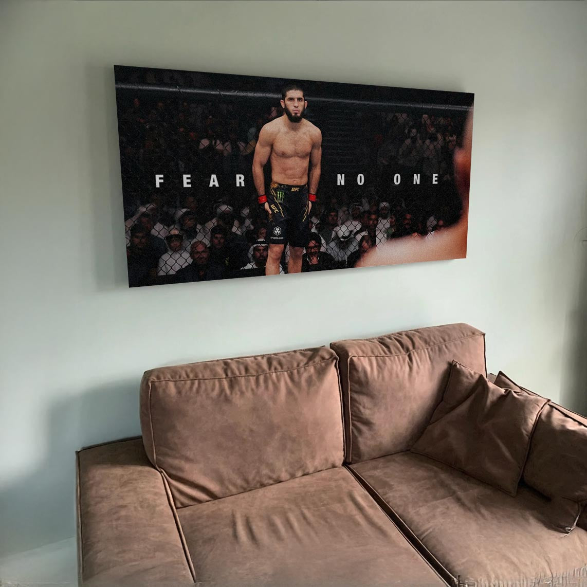 MMA dövüşçüsü Islam Makhachev'in kafeste durduğu, 'Fear No One' yazılı motivasyon kanvas tablo.
