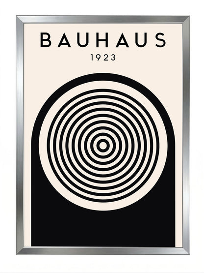 Siyah çerçeveli, krem zemin üzerine siyah konsantrik çemberler ve kemer deseni içeren Bauhaus 1923 posteri.