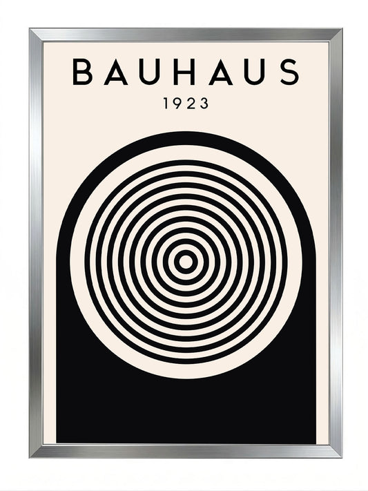 Siyah çerçeveli, krem zemin üzerine siyah konsantrik çemberler ve kemer deseni içeren Bauhaus 1923 posteri.