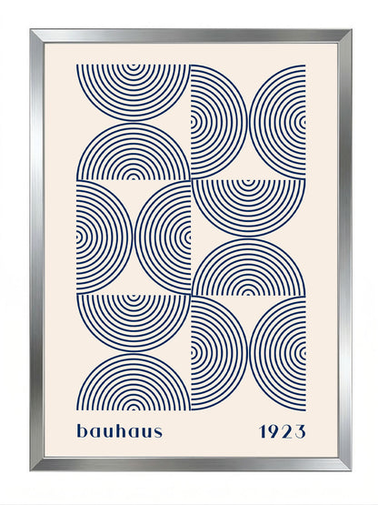 Krem zemin üzerinde lacivert konsantrik yarım dairelerden oluşan geometrik Bauhaus posteri, 'bauhaus 1923' yazılı.