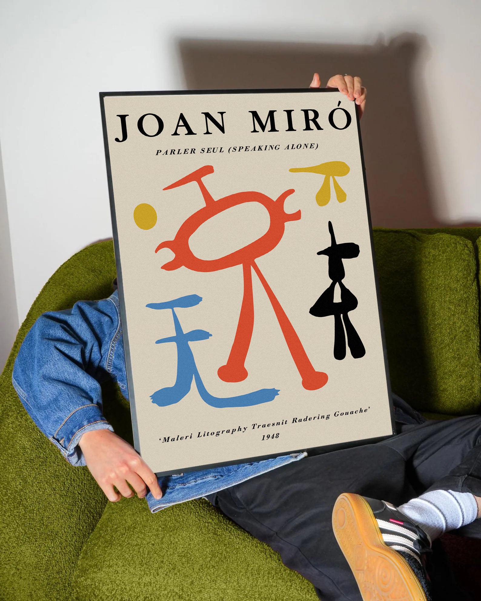 Joan Miró'nun 'Parler Seul' adlı eserini gösteren, krem zemin üzerinde kırmızı, mavi, sarı ve siyah soyut figürlerin yer aldığı modern sanat posteri.