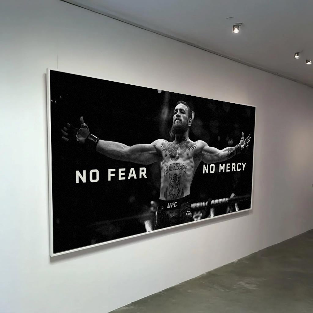 Siyah beyaz Conor McGregor kanvas tablo, kolları açık, 'NO FEAR NO MERCY' yazılı, motivasyonel spor temalı.