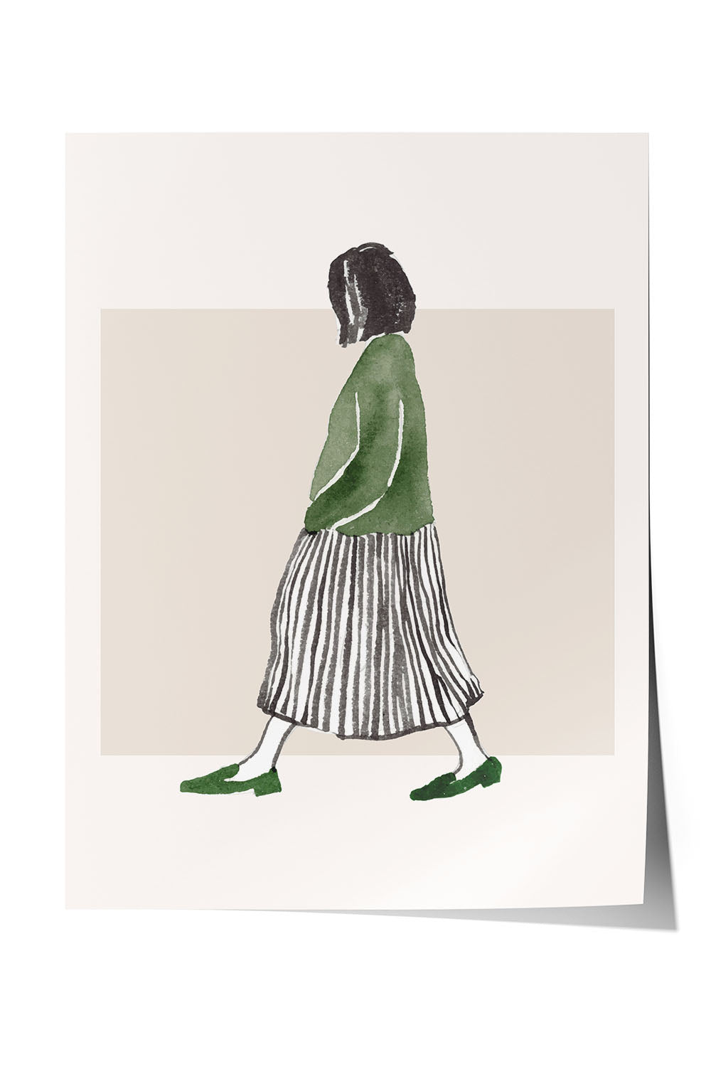 Minimalist suluboya tekniğiyle yapılmış, yeşil bluzlu ve çizgili etekli yürüyen kadın figürlü çerçeveli poster