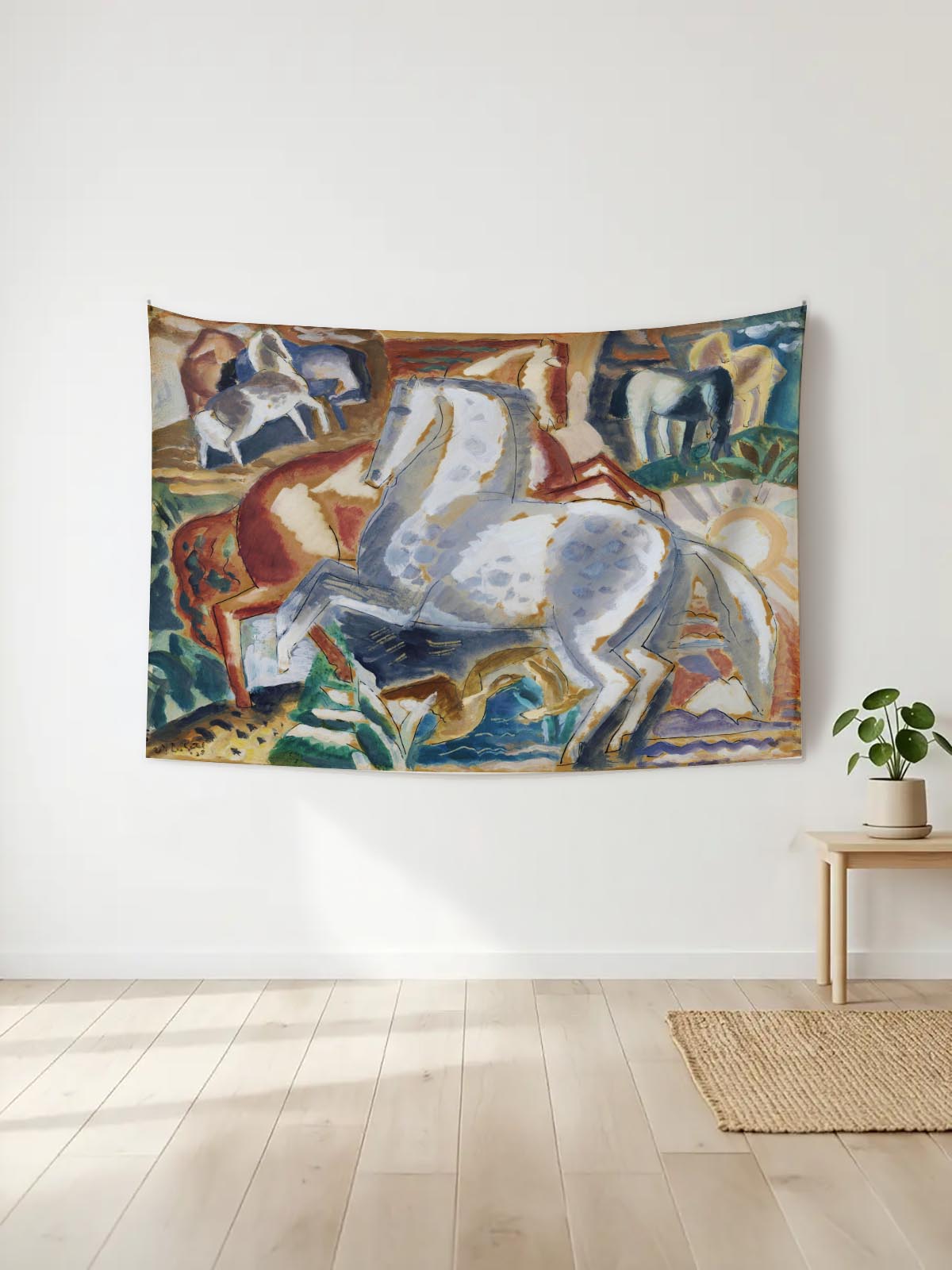 Soyut dışavurumcu tarzda, beyaz, kahverengi ve mavi tonlarında koşan at figürleri içeren duvar örtüsü.