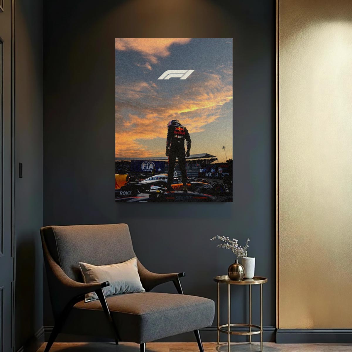 F1 Red Bull Racing pilotunun gün batımına karşı durduğu, üstte F1 logosu olan kanvas tablo.