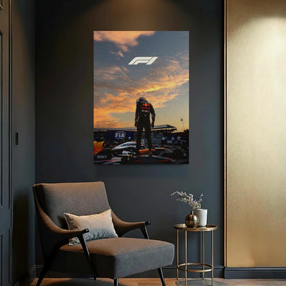 F1 Red Bull Racing pilotunun gün batımına karşı durduğu, üstte F1 logosu olan kanvas tablo.