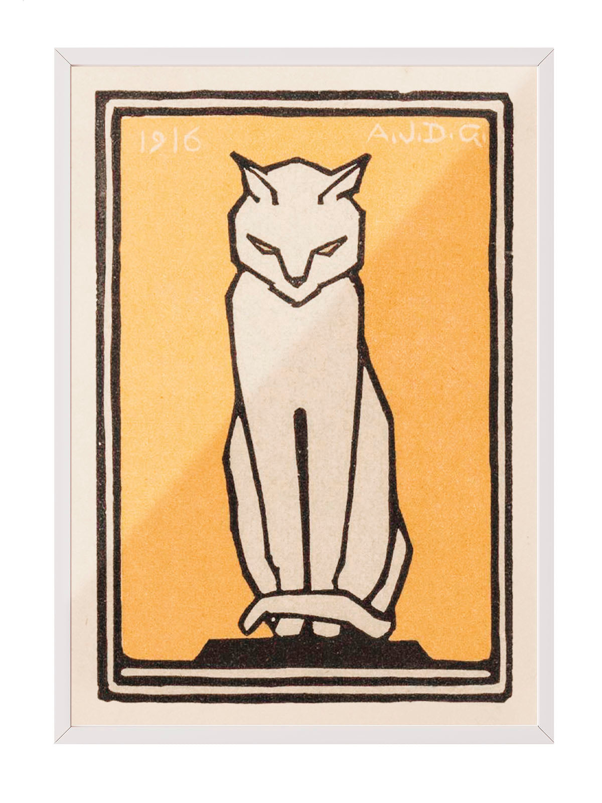 1916 tarihli, Art Deco tarzı, sarı-turuncu arka plan üzerinde oturan beyaz stilize kedi figürlü vintage poster.