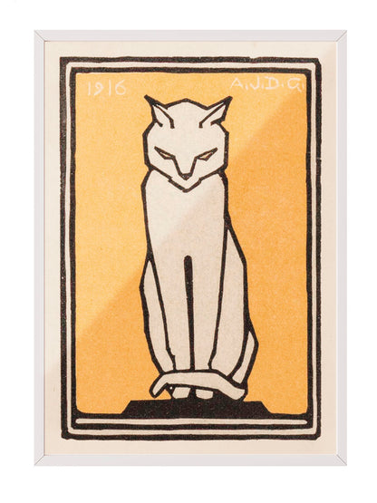 1916 tarihli, Art Deco tarzı, sarı-turuncu arka plan üzerinde oturan beyaz stilize kedi figürlü vintage poster.