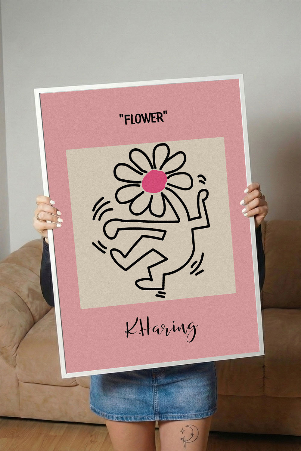 Keith Haring tarzı pembe arka planlı, neşeli çiçek tutan figürlü modern çerçeveli tablo