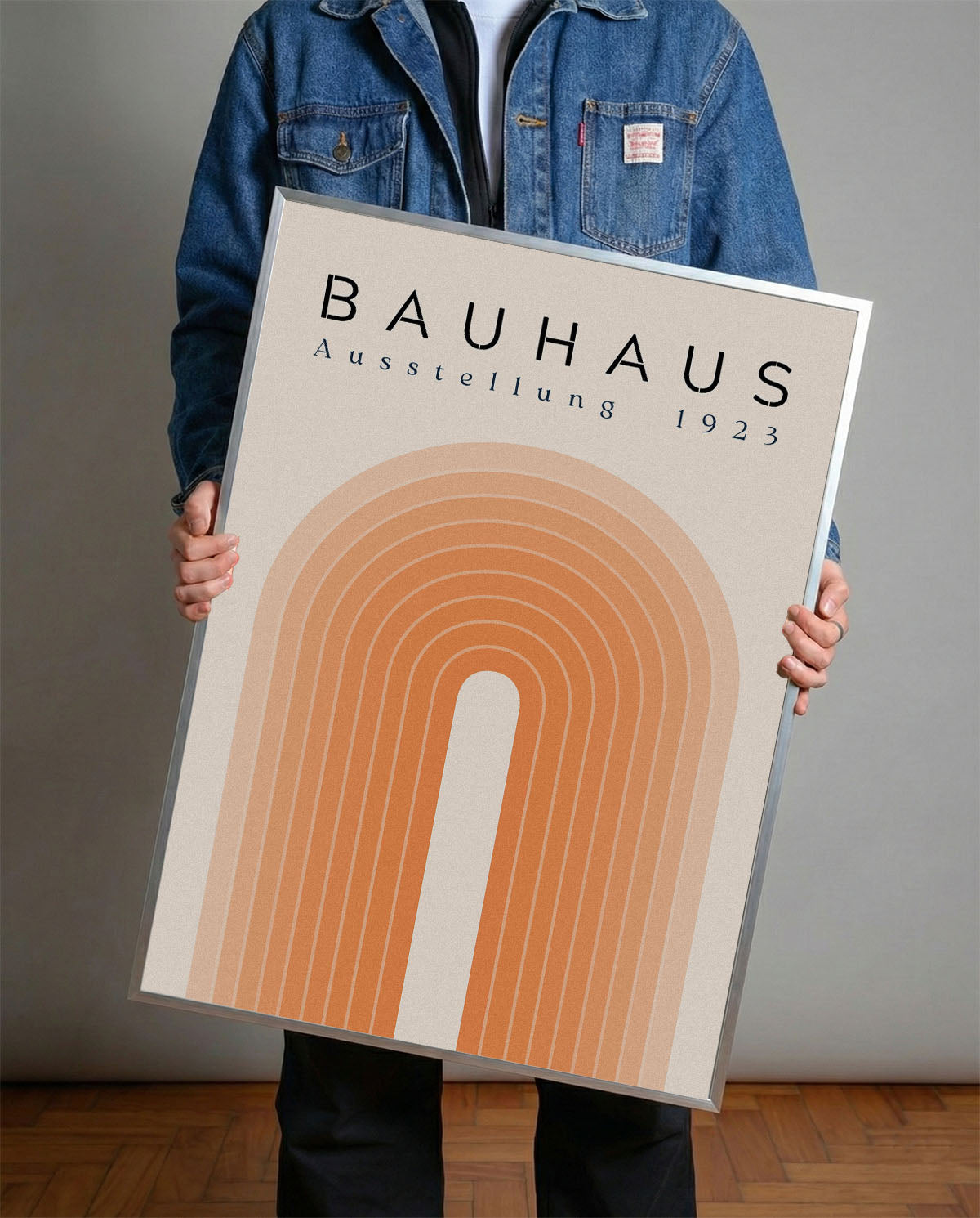 Bauhaus Ausstellung 1923 yazılı, turuncu tonlarında katmanlı kemer deseni içeren modern soyut poster.