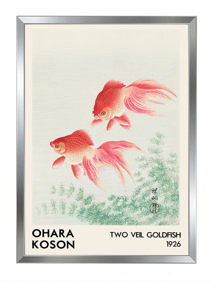 Ohara Koson'un 1926 tarihli, iki pembe tül kuyruk Japon balığı ve yeşil su bitkileri içeren sanatsal posteri.