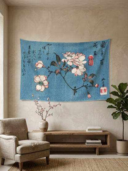 Mavi zemin üzerinde pembe Japon çiçekleri ve kaligrafi detayları olan el yapımı tufting duvar örtüsü