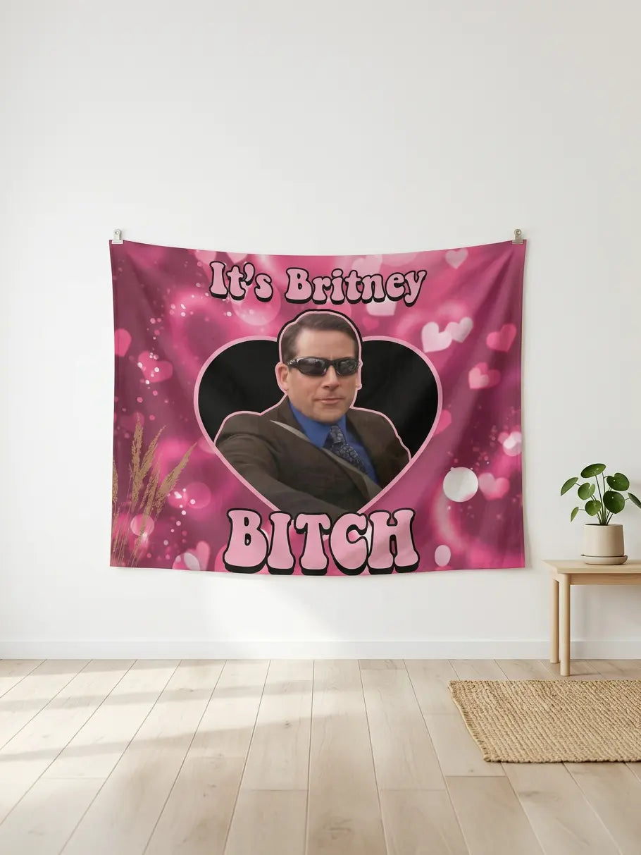 Pembe The Office Michael Scott 'It's Britney Bitch' yazılı kalp desenli duvar örtüsü.