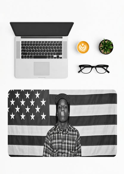 Siyah beyaz Amerikan bayrağı ve ASAP Rocky figürlü büyük boy desenli mousepad