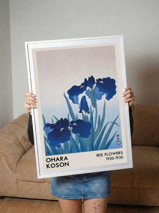 Ohara Koson'un derin mavi iris çiçeklerini tasvir eden, Japon ukiyo-e tarzı sanatsal poster.