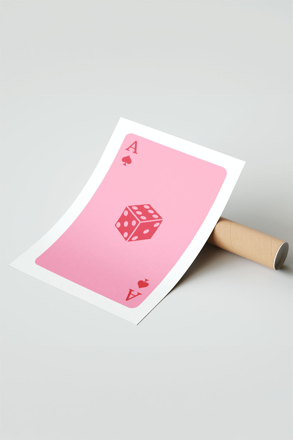 Pembe zemin üzerinde maça ası iskambil kartı ve kırmızı zar figürü içeren modern çerçeveli poster