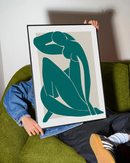 Petrol yeşili renkte, bej zemin üzerinde oturan soyut kadın figürü posteri, modern sanat eseri.