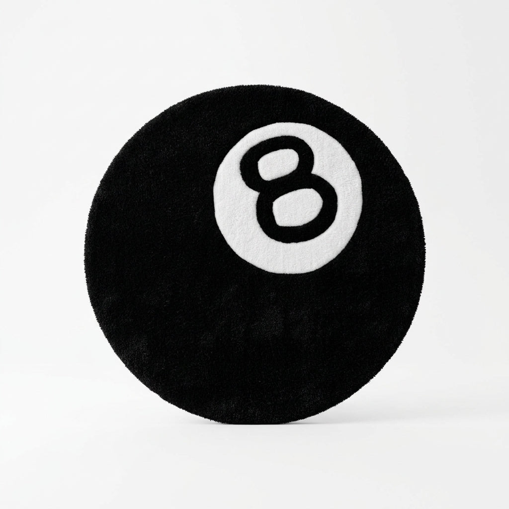 Siyah zemin üzerinde beyaz 8 rakamı bulunan, bilardo 8 topu şeklinde yuvarlak tufting halı.