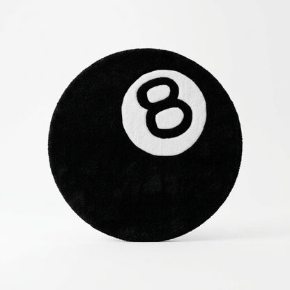 Siyah zemin üzerinde beyaz 8 rakamı bulunan, bilardo 8 topu şeklinde yuvarlak tufting halı.
