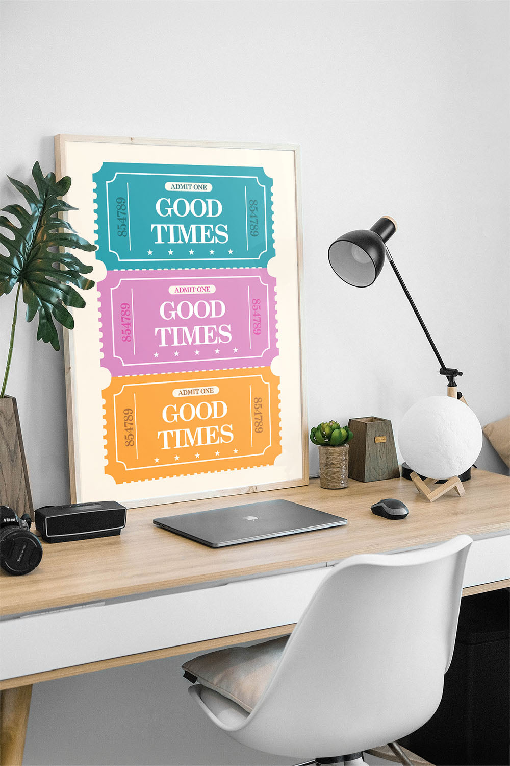 Mavi, pembe ve turuncu renklerde 'Good Times' yazılı retro bilet desenli çerçeveli poster