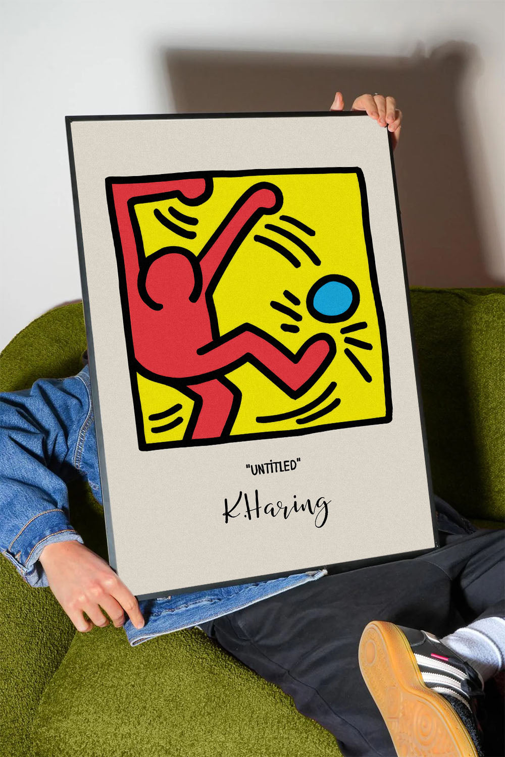 Keith Haring tarzı, kırmızı figürlü, sarı zeminli, mavi küreli modern çerçeveli poster