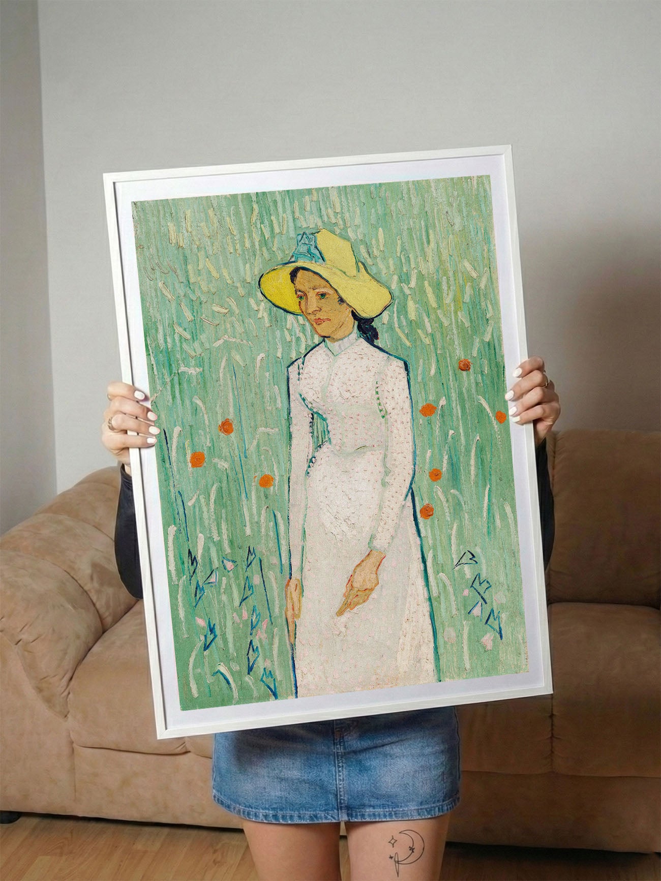 Siyah çerçeveli, Van Gogh'un Hasır Şapkalı Kadın tablosunu gösteren, yeşil ve sarı tonlarında sanatsal portre posteri.