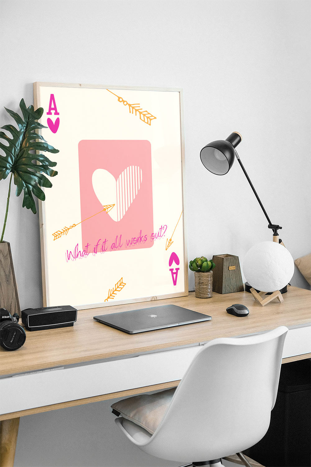 Pembe kalp ve altın ok desenli, 'What if it all works out?' yazılı modern çerçeveli poster