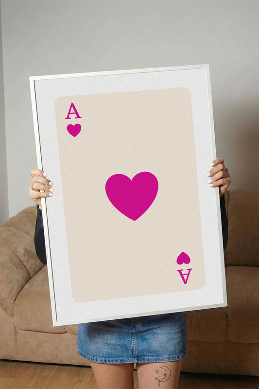Siyah çerçeveli, krem zemin üzerinde pembe kupa ası iskambil kartı temalı modern poster