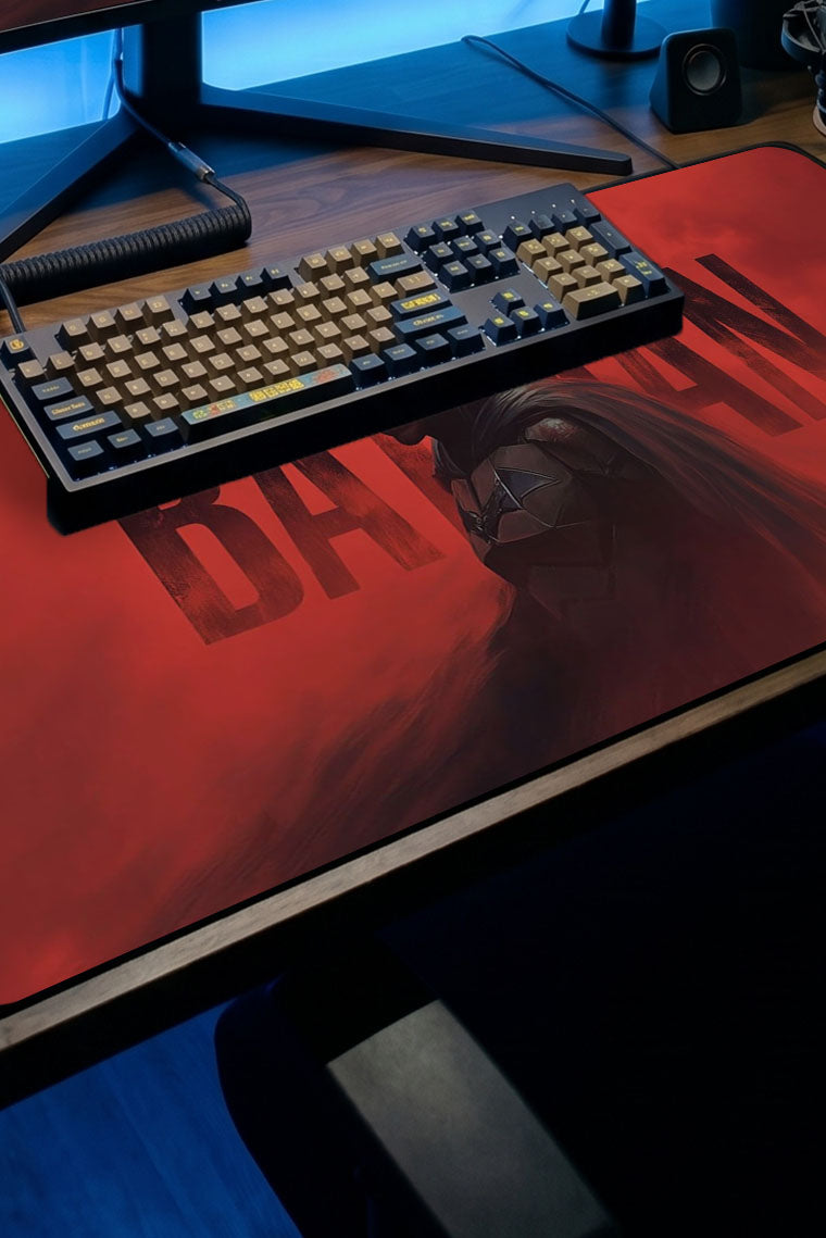 Kırmızı arka plan üzerinde Batman figürü bulunan büyük boyutlu desenli oyuncu mousepad