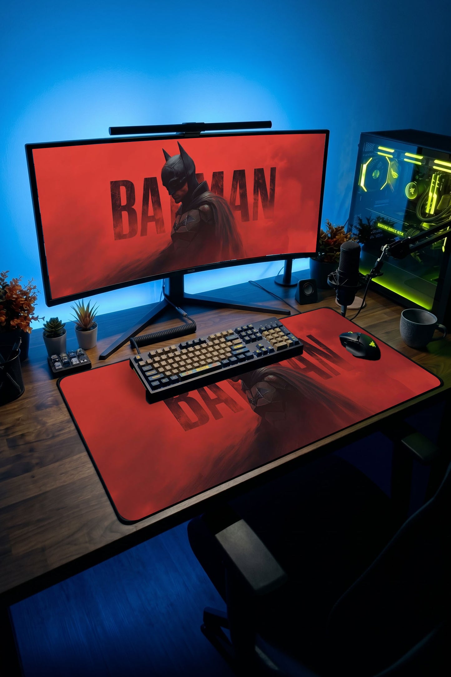 Kırmızı arka plan üzerinde Batman figürü bulunan büyük boyutlu desenli oyuncu mousepad
