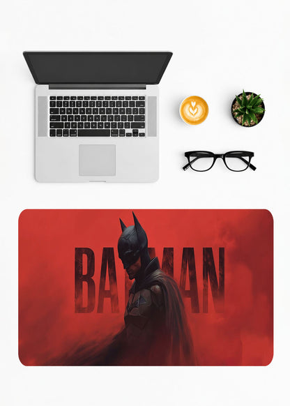 Kırmızı arka plan üzerinde Batman figürü bulunan büyük boyutlu desenli oyuncu mousepad