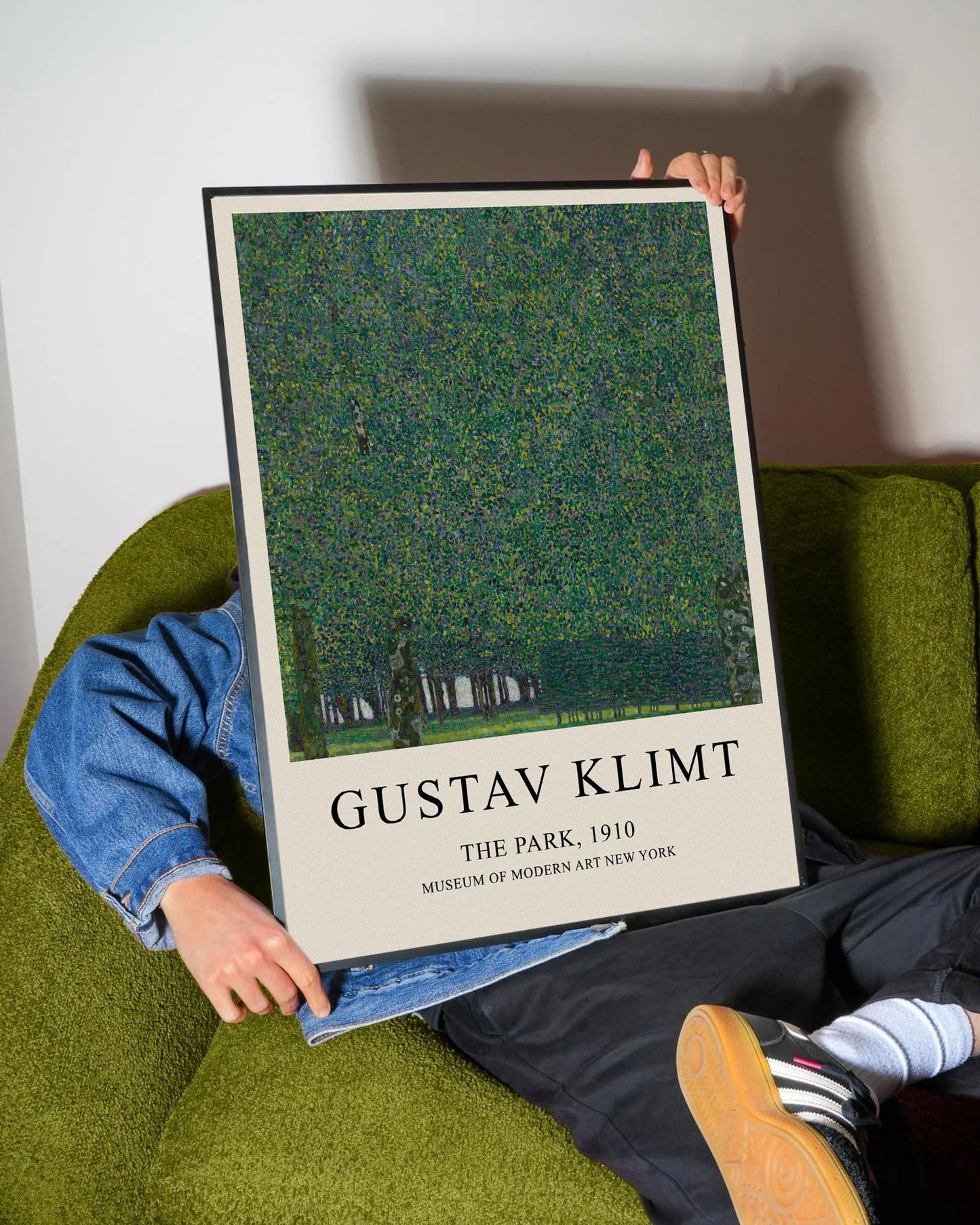 Gustav Klimt'in 'The Park, 1910' tablosunu gösteren, yeşil tonlarında, ağaç motifli modern çerçeveli poster.