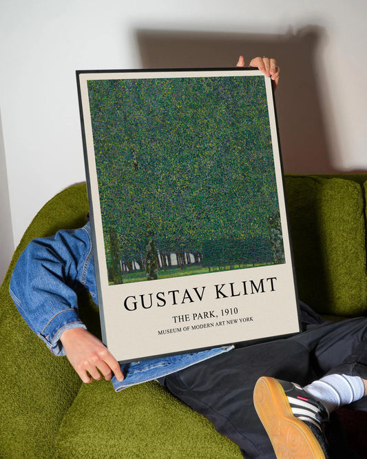 Gustav Klimt'in 'The Park, 1910' tablosunu gösteren, yeşil tonlarında, ağaç motifli modern çerçeveli poster.