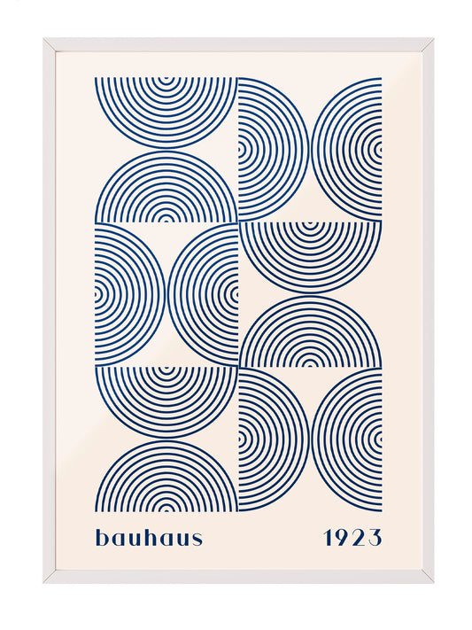 Krem zemin üzerinde lacivert konsantrik yarım dairelerden oluşan geometrik Bauhaus posteri, 'bauhaus 1923' yazılı.