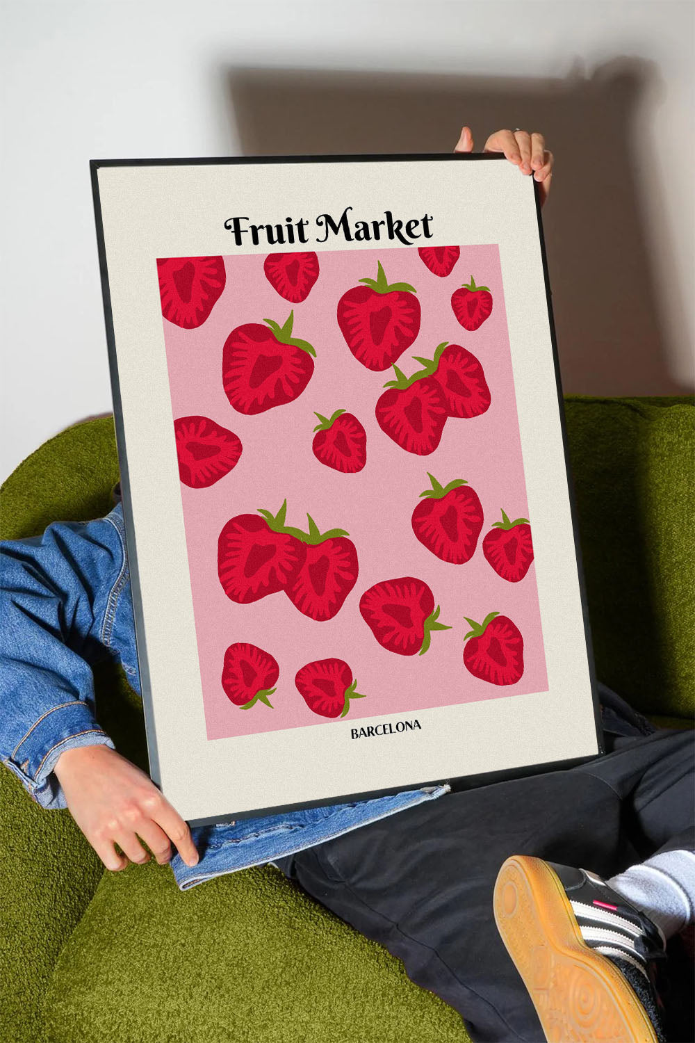 Çerçeveli pembe zeminli, kırmızı çilek desenli 'Fruit Market Barcelona' posteri