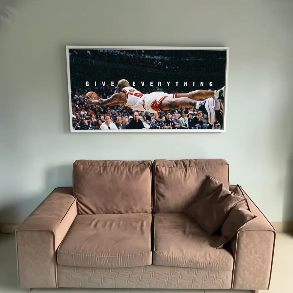 Dennis Rodman'ın basketbol sahasında topa uzanırken çekilmiş, 'Give Everything' yazılı motivasyon kanvas tablosu.