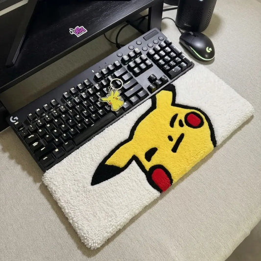 Pikachu klavye halısı: Sarı, kırmızı detaylı beyaz peluş oyun ve çalışma matı.