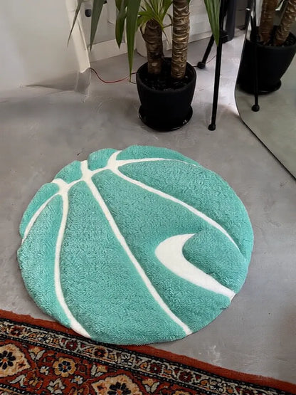 Mint yeşili ve beyaz renklerde, Nike swoosh logolu, basketbol topu şeklinde özel tasarım tufting halı.
