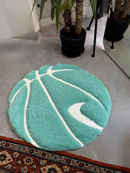 Mint yeşili ve beyaz renklerde, Nike swoosh logolu, basketbol topu şeklinde özel tasarım tufting halı.